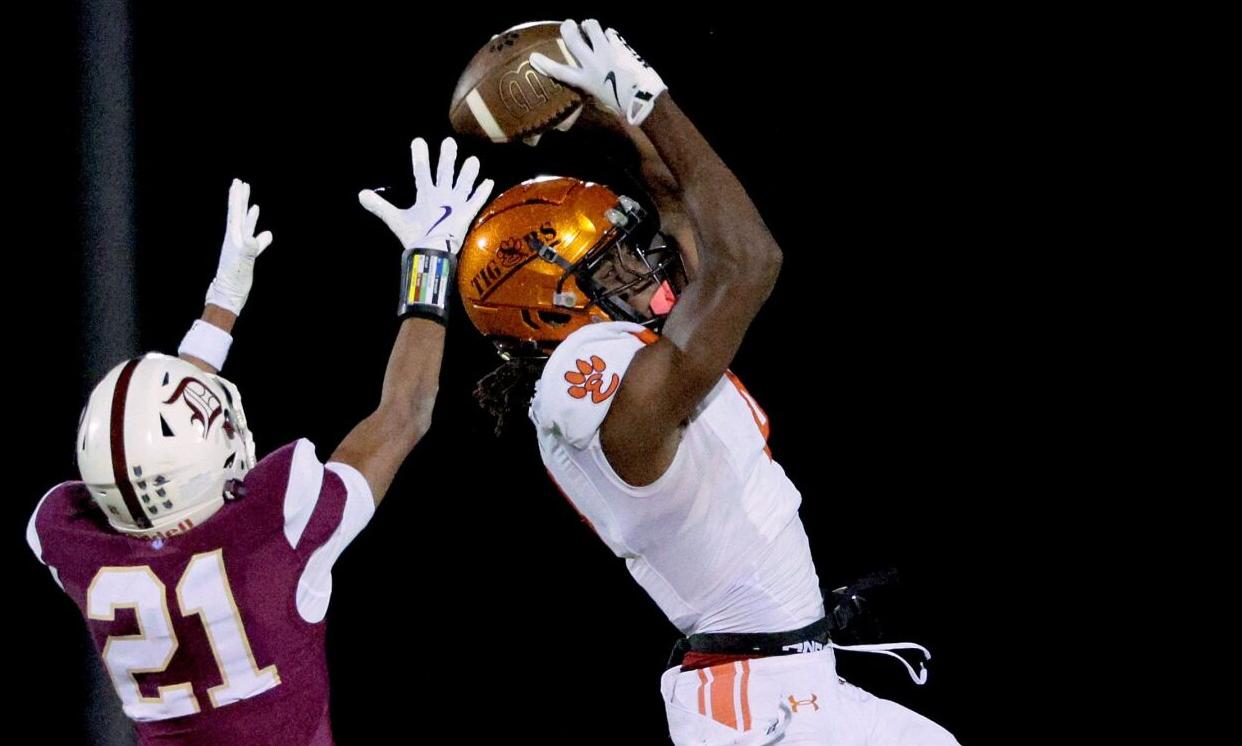 DeSmet stifles Edwardsville 30-15